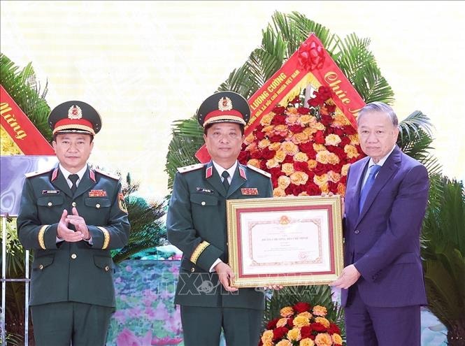 Tổng Bí thư Tô Lâm trao Huân chương Hồ Chí Minh cho đại diện lực lượng vũ trang Quân khu 4. Ảnh: Thống Nhất/TTXVN