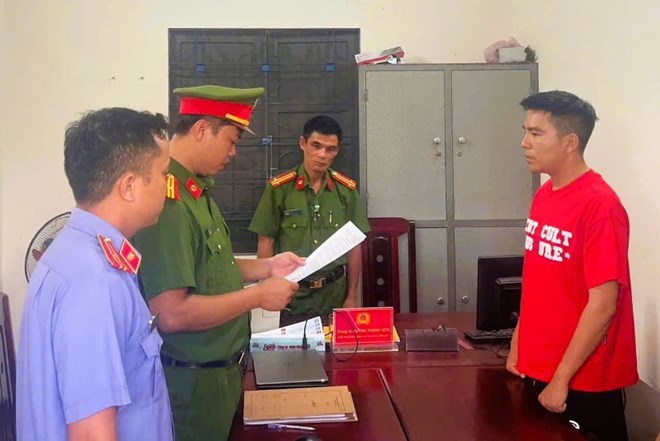Công an Quảng Nam (cũ) đọc lệnh khởi tố, bắt tạm giam Tiktoker Mai Văn Dưỡng hồi tháng 4.2025. Ảnh: Công an cung cấp
