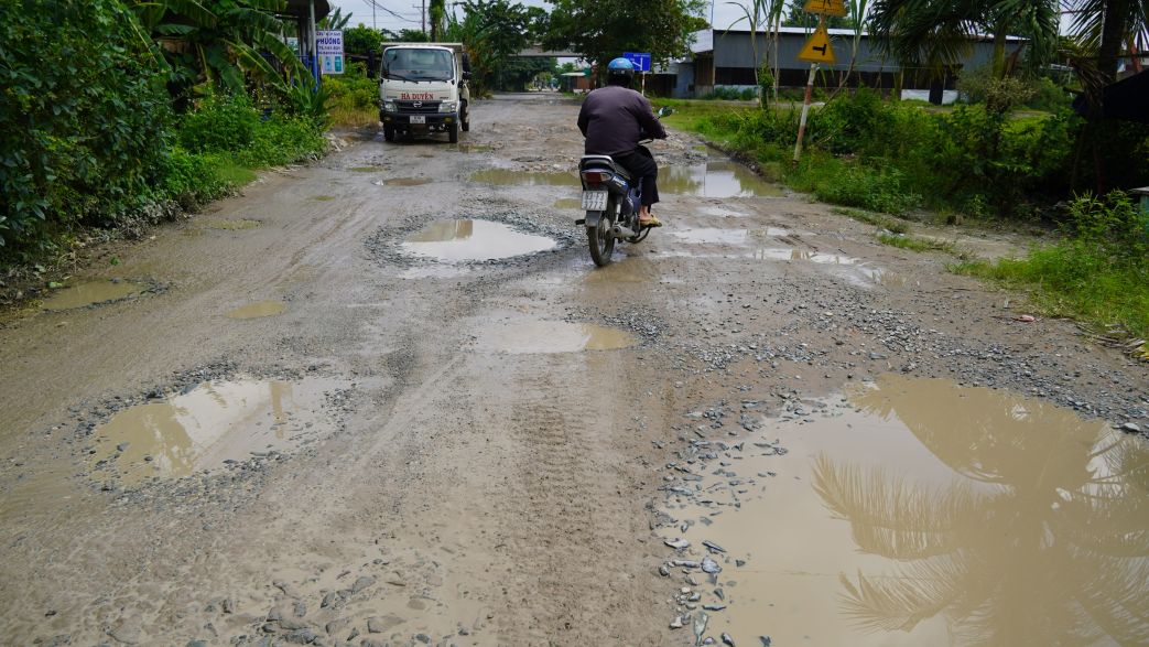 Mặt đường Bạch Đằng xuống cấp, đầy ổ voi, ổ gà, gây khó khăn cho người tham gia giao thông. Ảnh: Phương Anh