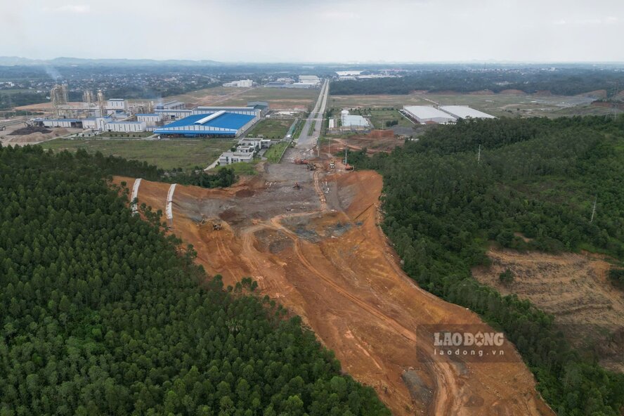 Tuyến nhánh đường liên vùng thi công vượt đồi cao nối vào khu công nghiệp Cẩm Khê. Ảnh: Tô Công