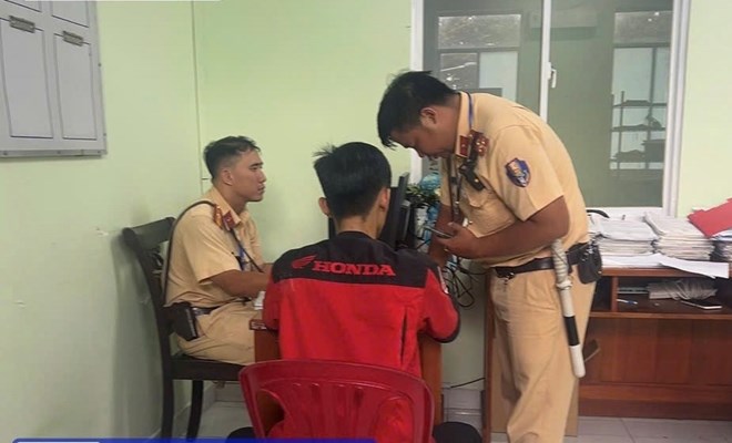 Tịch thu xe máy bốc đầu, phạt người điều khiển 3 triệu đồng, phạt chủ xe 9 triệu đồng