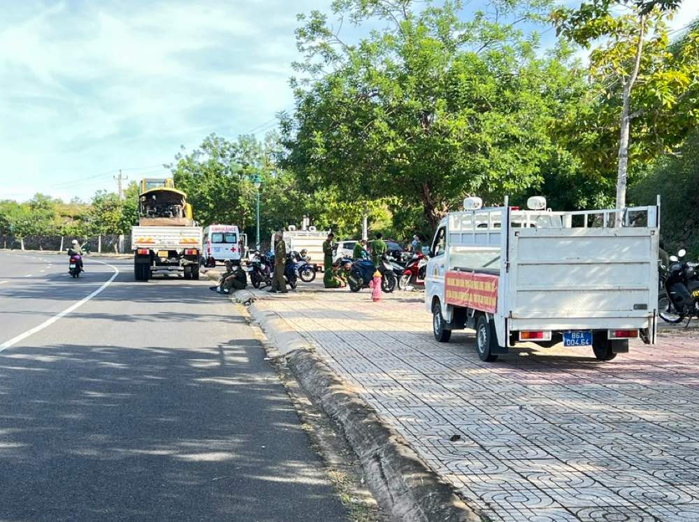 Các lực lượng chức năng tại hiện trường để tiến hành các biện pháp khắc phục hiện trạng khu đất theo quyết định được phê duyệt. Ảnh: Phạm Duy