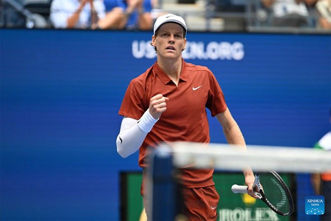 Sinner thắng áp đảo Djokovic, tiến vào chung kết Six Kings Slam 2025