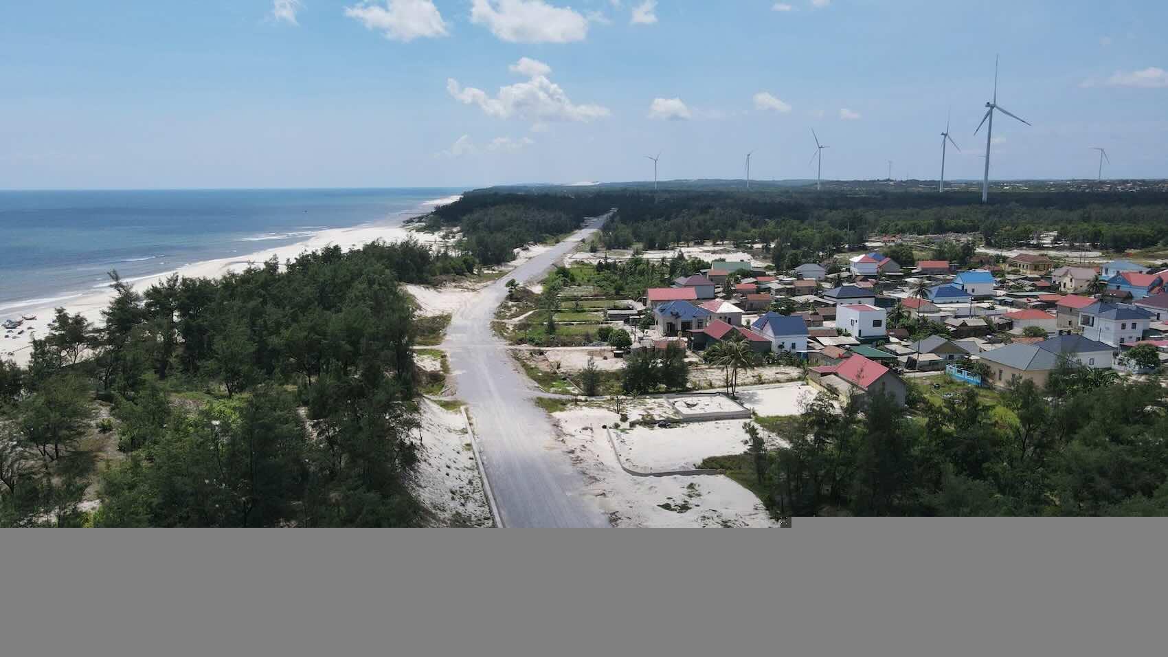 Dự án đường ven biển nhìn từ trên cao, tỉnh Quảng Trị đang yêu cầu đẩy mạnh tỉ lệ giải ngân đầu tư công. Ảnh: Công Sáng