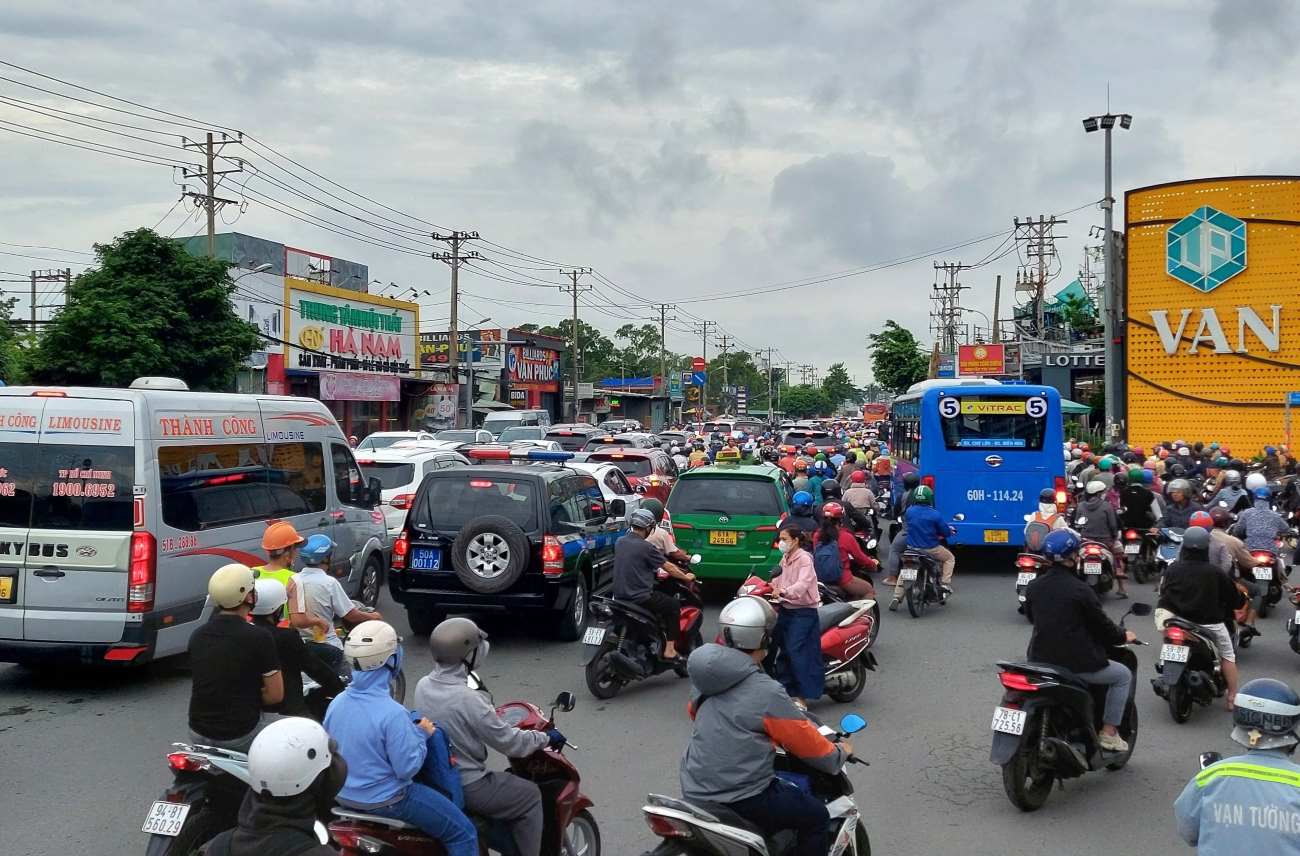 Kẹt xe Quốc lộ 13 mỗi sáng vào trung tâm TPHCM. Ảnh: Minh Quân