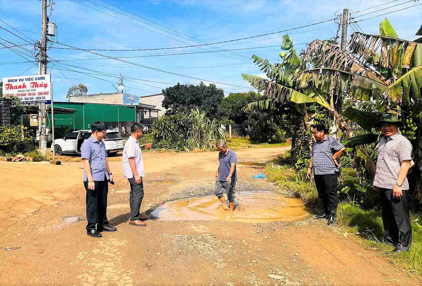 Lãnh đạo xã Bảo Lâm 2 (Lâm Đồng) kiểm tra tuyến đường bị hư hỏng, xuống cấp nghiêm trọng sau phản ánh của Báo Lao Động. Ảnh: Phúc Khánh