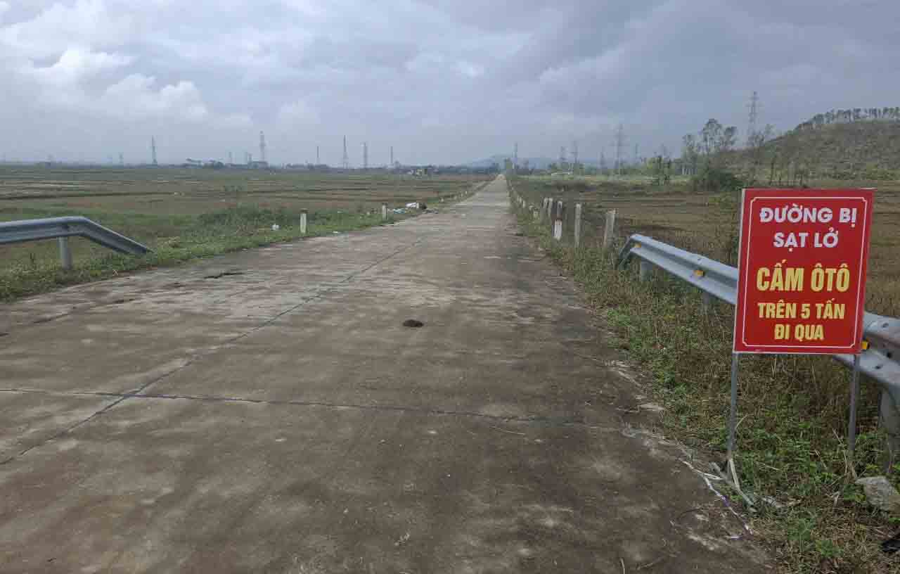 Chính quyền đã đặt biển cấm xe tải trọng trên 5 tấn. Ảnh: Trần Tuấn.