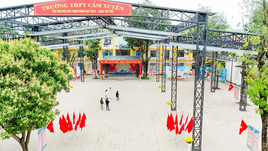 Công trình mái che sân trường với diện tích hơn 1000m2 được xây dựng bằng nguồn xã hội hóa từ sự đóng góp của phụ huynh, học sinh. anh-3.jpg