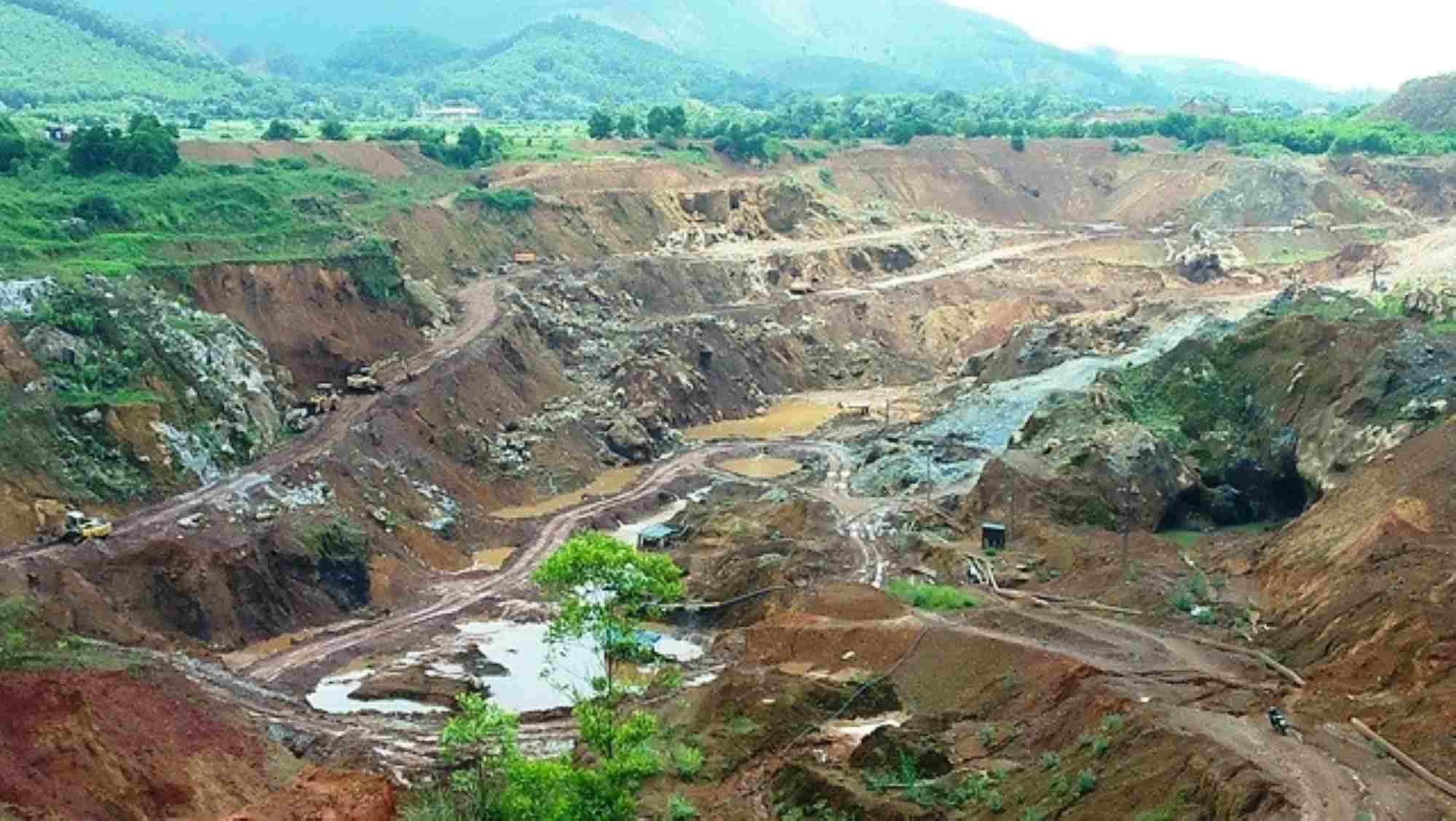 Mỏ quặng sắt có địa chỉ thuộc thôn 6, xã Trại Cau (tỉnh Thái Nguyên) xuất hiện vết nứt đe dọa khu dân cư phía dưới. Ảnh: Nhóm PV