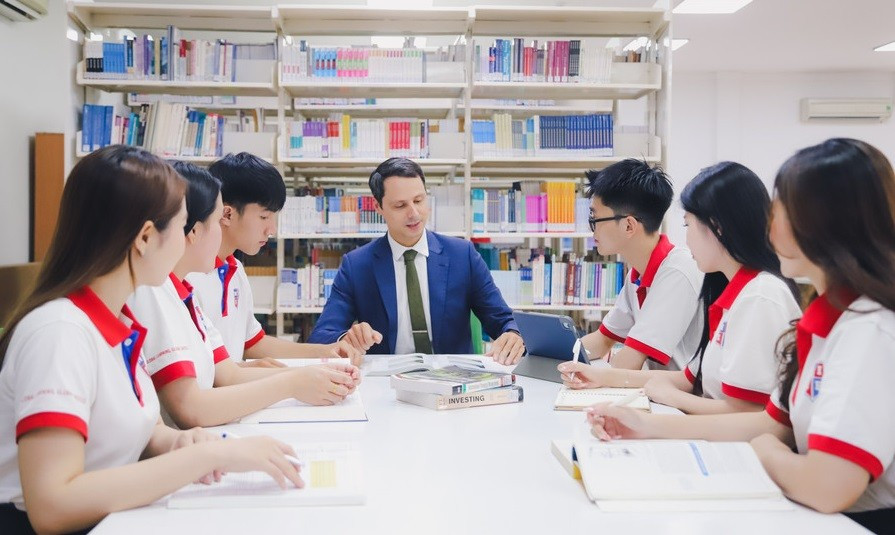 Sinh viên Viện Đào tạo Quốc tế - Trường Đại học Nguyễn Tất Thành trao đổi cùng giảng viên. Ảnh: NTTU