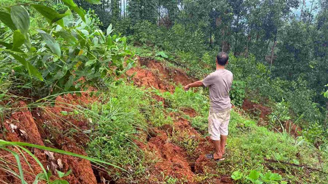 Bãi thải mỏ sắt nứt toác, người dân lo sợ trước nguy cơ sạt lở
