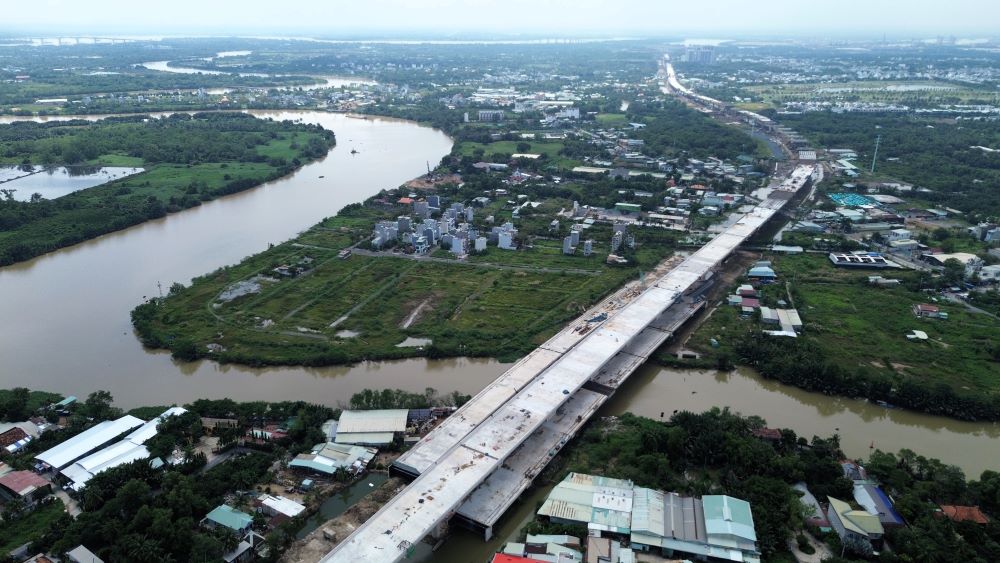 Từ trên cao nhìn xuống, hai nhánh cầu cạn Vành đai 3 dần liền mạch, hình thành trục giao thông chiến lược của TPHCM. Ảnh: Anh Tú