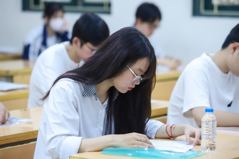 Bộ Giáo dục và Đào tạo dự kiến bỏ quy định cấp bằng tốt nghiệp THCS, thay bằng việc hiệu trưởng xác nhận hoàn thành chương trình học. Ảnh minh họa: Vân Trang