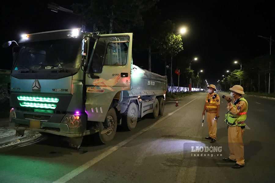 Gàn 90 trường hợp xe tải vi phạm đã bị xử lý trong tối 21.10. Ảnh: Thế Kỷ