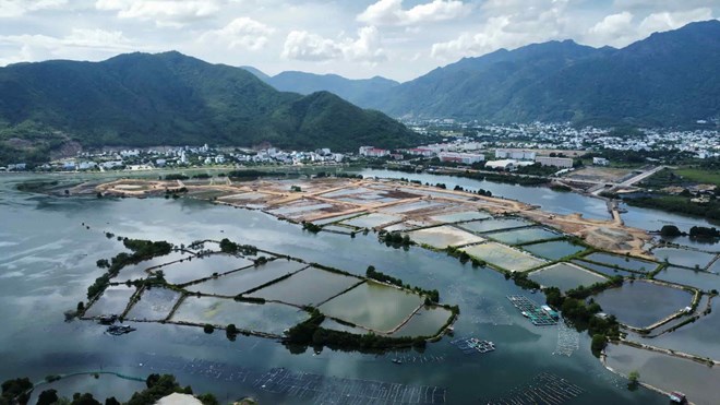 Xử lý trường hợp lấn chiếm mặt nước nuôi thủy sản trên các sông ở Nha Trang