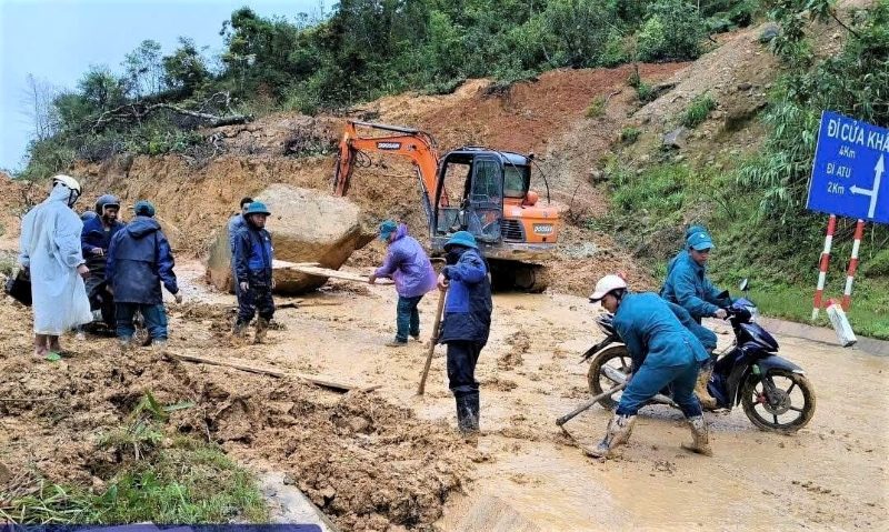 Gần 20 dân quân trắng đêm dọn sạt lở, mở lại đường lên cửa khẩu phụ Tây Giang, Đà Nẵng. Ảnh: Hùng Sơn