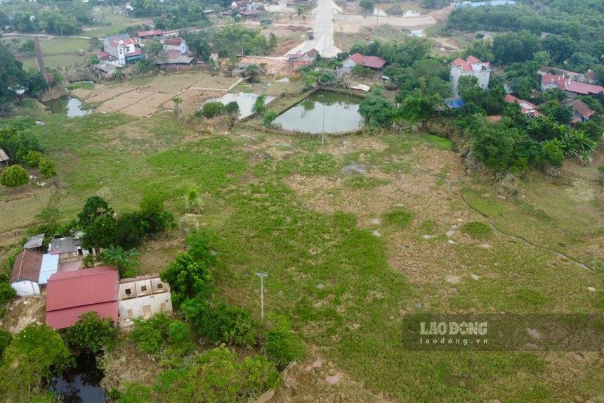 Nằm giữa 2 công trình là khu đất trống. Ảnh: Đặng Vũ.