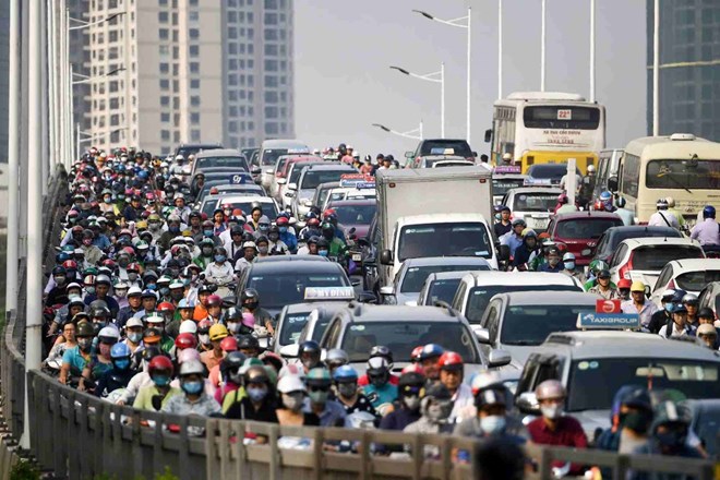 Nguồn gây ô nhiễm không khí tại chỗ cho Hà Nội chủ yếu là nguồn phát thải từ các phương tiện giao thông đường bộ. Ảnh: Hải Nguyễn