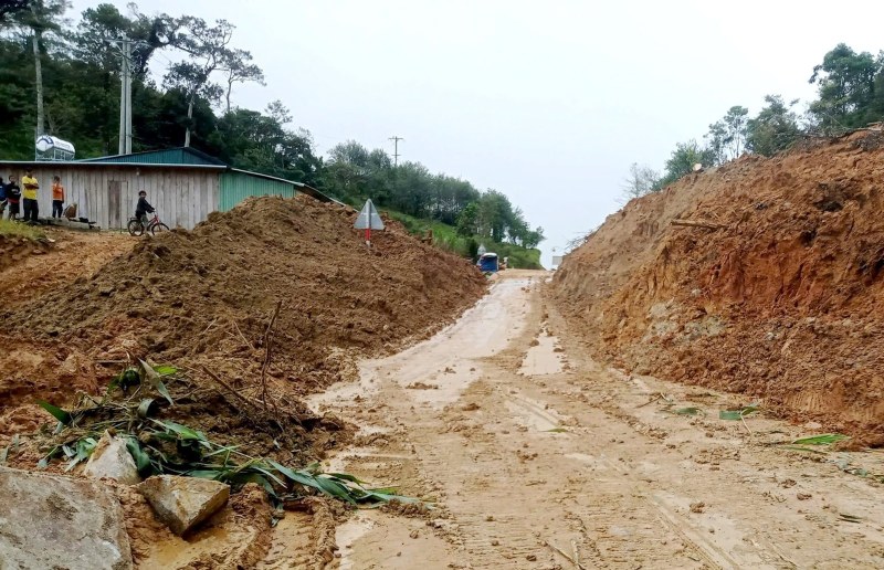 Thông xe một vệt đường ĐT606 qua xã Hùng Sơn, vào cuối giờ chiều 23.10. Ảnh: Sở Xây dựng Đà Nẵng