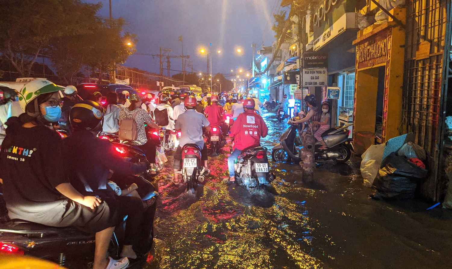 Đường Nguyễn Tất Thành bị ngập nước mỗi khi triều cường dâng.  Ảnh: Anh Tú