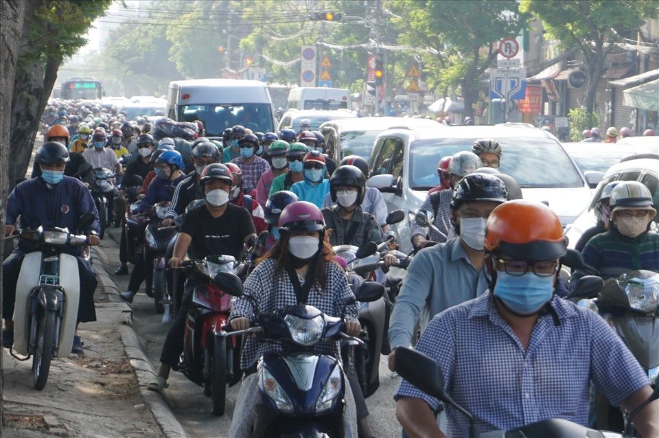 Kẹt xe khiến nhiều người chạy xe máy lên vỉa hè đường Nguyễn Tất Thành. Ảnh: Minh Quân