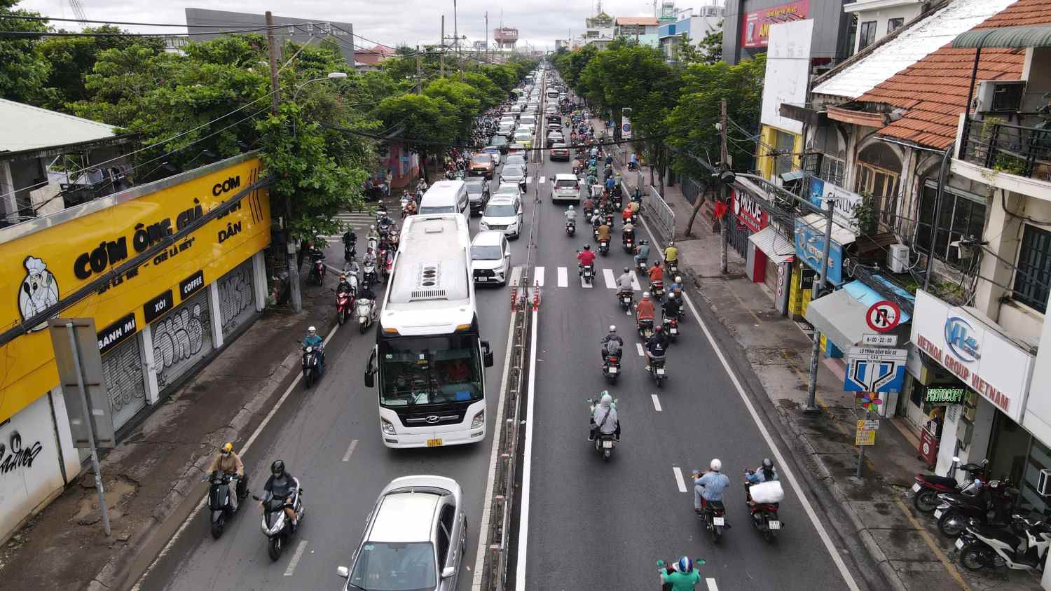 Dòng xe nối đuôi nhau trên đường Nguyễn Tất Thành.  Ảnh: Anh Tú