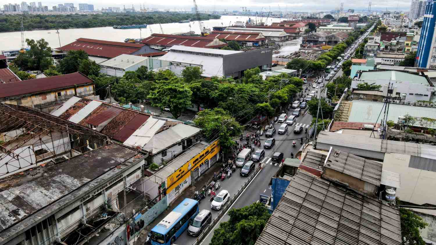 Kẹt xe kéo dài trên đường Nguyễn Tất Thành vào trung tâm.  Ảnh: Anh Tú