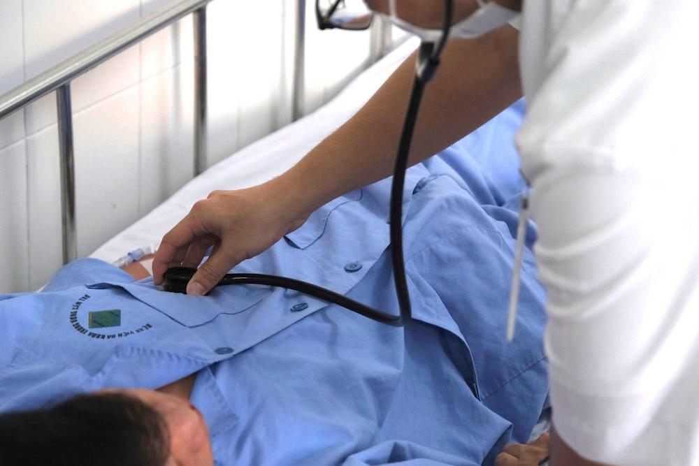 Bác sĩ thăm khám bệnh nhân là người lớn mắc sốt xuất huyết. Ảnh: Phong Linh.