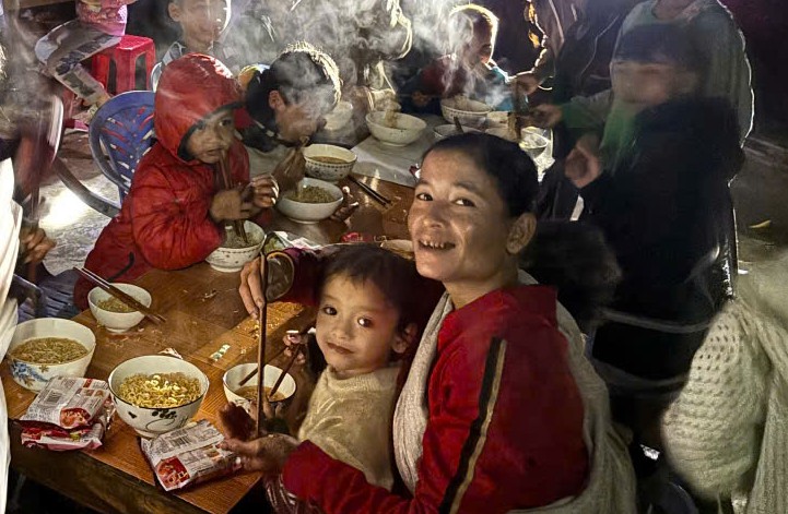 Các chiến sĩ nấu mì tiếp sức bà con sơ tán ở điểm nóng sạt lở Trà Leng. Ảnh: Trường An