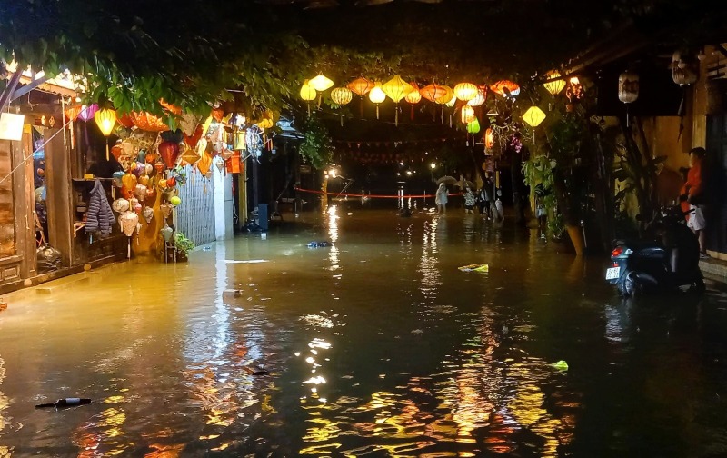 Lúc 1h ngày 27.10, mực nước sông Hội An 1,67m, trên báo động II 17 cm và tiếp tục dâng cao. Ảnh: Rin Nguyễn - Người Hội An