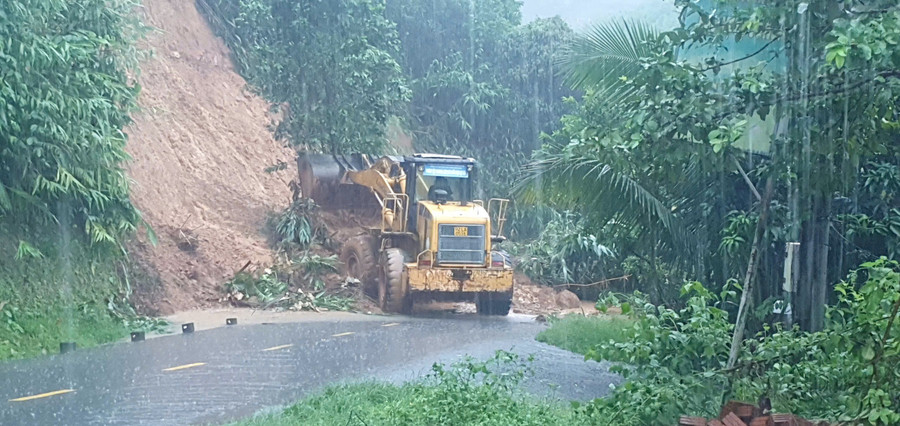 Một số đường ở miền núi Đà Nẵng bị sạt lở do mưa lớn kéo dài.