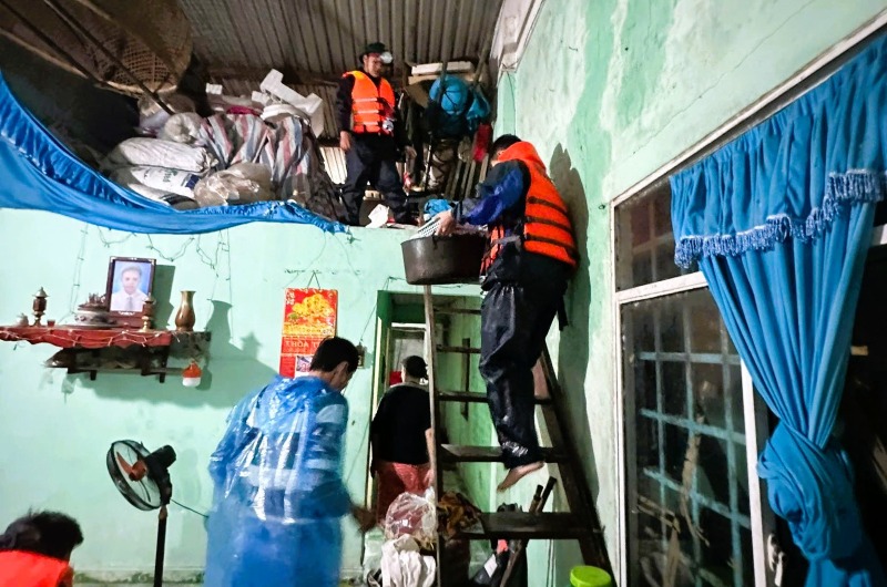 Công an, bộ đội túc trực xuyên đêm, căng mình giúp dân sơ tán, chạy lũ tại xã Đại Lộc. Ảnh: Trường An