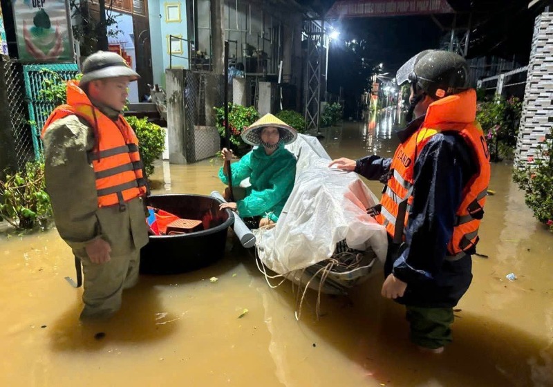 Nước lũ lên rất nhanh trong đêm ở khu vực hạ lưu sông Thu Bồn, khiến người dân thức trắng đêm chạy lũ. Ảnh: Trường An