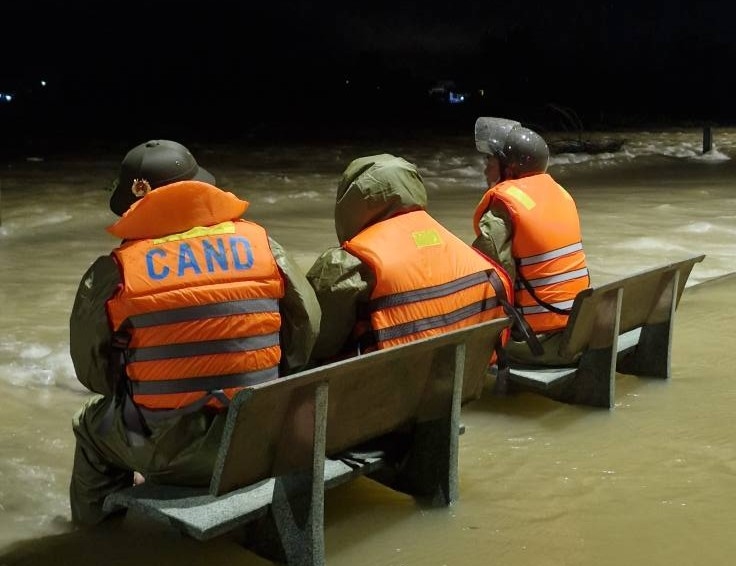 Lực lượng chức năng Đà Nẵng thức trắng đêm, dầm mưa chốt chặn khu vực nguy hiểm để đảm bảo an toàn cho người dân. Ảnh: Trường An