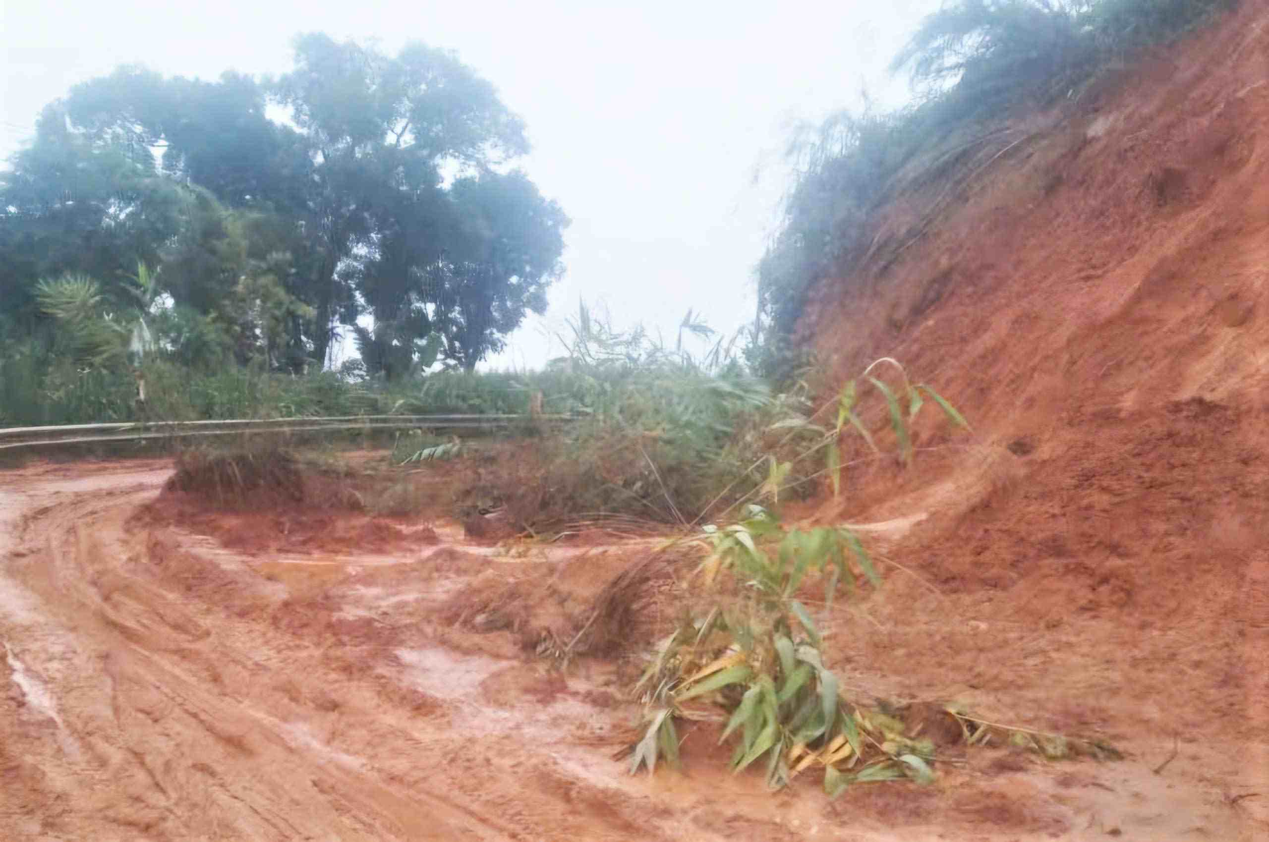 Một điểm sạt lở tại km 50 Quốc lộ 28 qua đèo Gia Bắc. Ảnh: Phúc Khánh