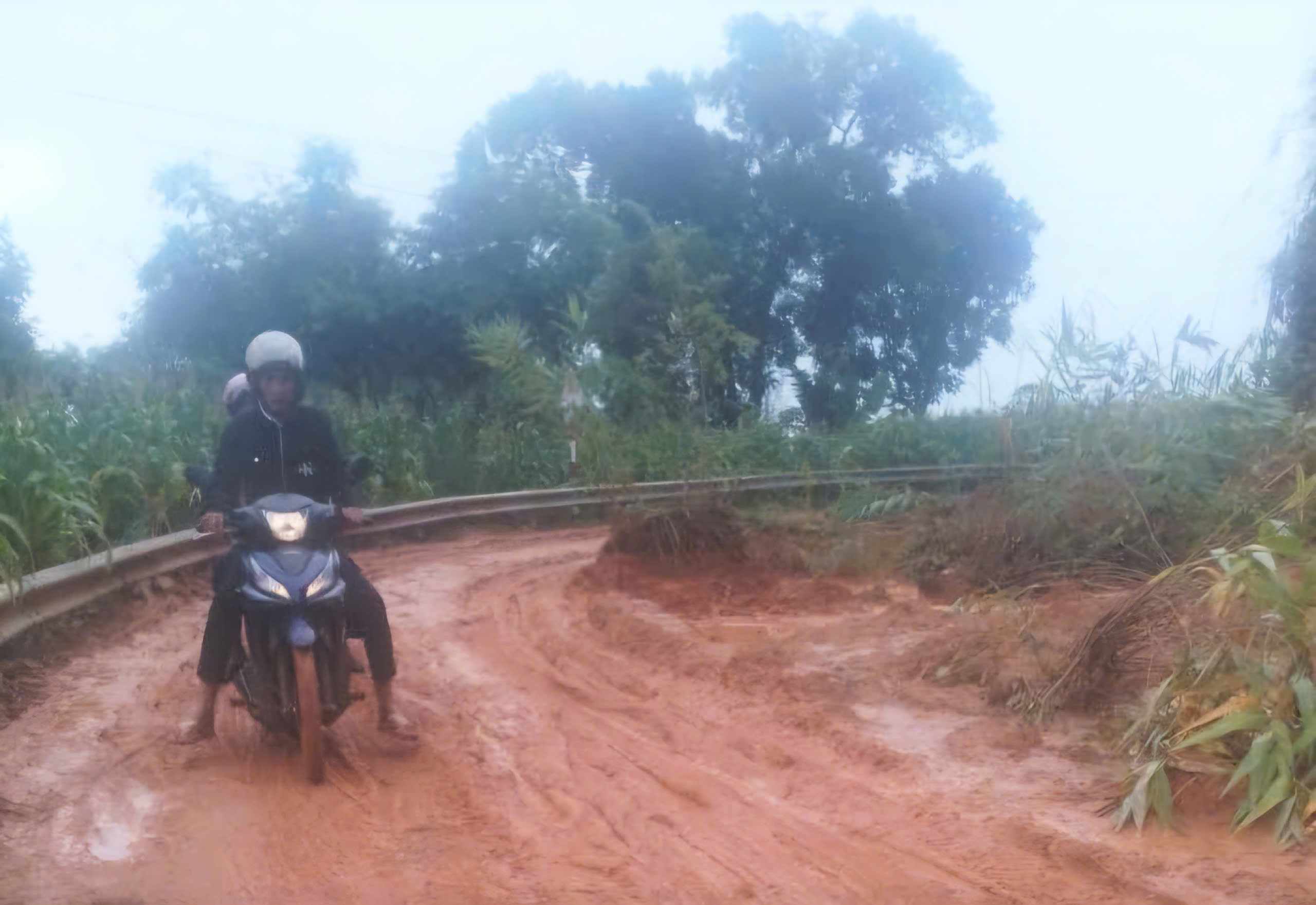 Điểm sạt lở tại km 51 Quốc lộ 28 qua đèo Gia Bắc khiến đất, đá vùi lấp mặt đường. Ảnh: Phúc Khánh