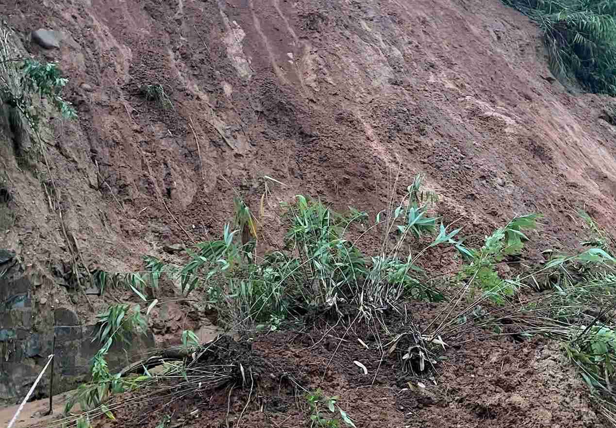 Điểm rạt trượt bờ ta luy dương nguy hiểm trên đèo Gia Bắc. Ảnh: Phúc Khánh