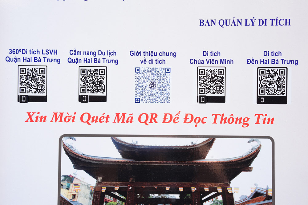 Các mã QR được bố trí thuận tiện, giúp du khách dễ dàng tra cứu thông tin. Ảnh: Vũ Linh