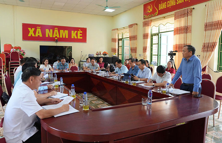 BSCKII. Vừ A Sử, Phó Giám đốc Sở Y tế làm việc với Ban chỉ đạo phòng, chống dịch bệnh xã Nậm Kè
