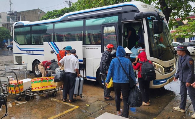 Đường sắt qua Huế bị ngập, khách tàu Thống Nhất di chuyển bằng đường bộ để nối chuyến