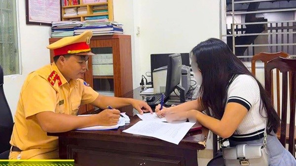 Bị phạt 1,4 triệu đồng vì vừa lái xe máy vừa nghe điện thoại