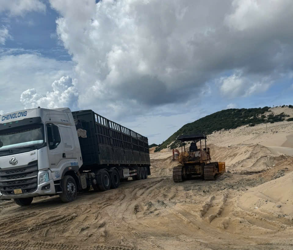 Hình ảnh một chiếc xe chở cát chạy trên dự án. Ảnh: Hữu Long