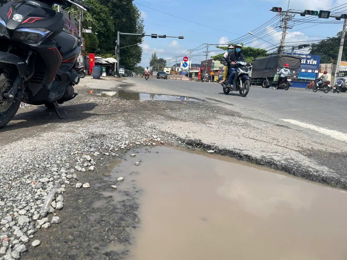 Tuyến đường bị hư hỏng gây nguy hiểm cho người tham gia giao thông.Ảnh: Đình Trọng