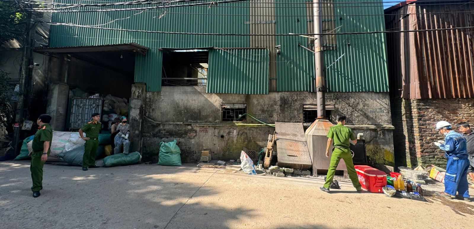 Kiểm tra đột xuất làng nghề Hưng Yên, phát hiện cơ sở phế liệu xả thải gây ô nhiễm. Ảnh: Công an tỉnh Hưng Yên