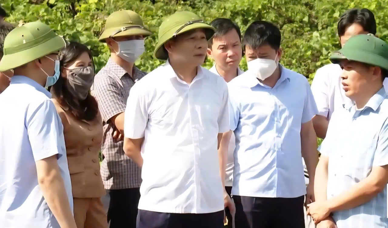 Ông Nguyễn Anh Chức - Phó chủ tịch UBND tỉnh Ninh Bình (áo trắng đứng giữa) kiểm tra thực tế hiện thực trạng tại bãi rác thung Quèn Khó (phường Trung Sơn). Ảnh: Nguyễn Trường