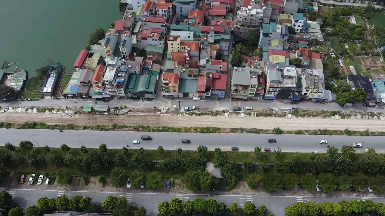 1/2 chiều đường đã được thi công và hoàn thành, tạm đưa vào sử dụng để kết nối với khu đô thị Gamuda từ nhiều năm trước. Ảnh: Nguyễn Tùng.