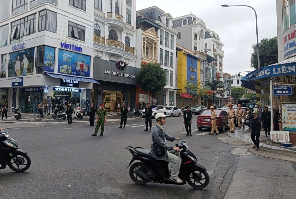 Lực lượng công an phong tỏa một đoạn đường Lê Hoàn, để phục vu việc khám xét tại nhiều tiệm vàng. Ảnh: Minh Hoàng