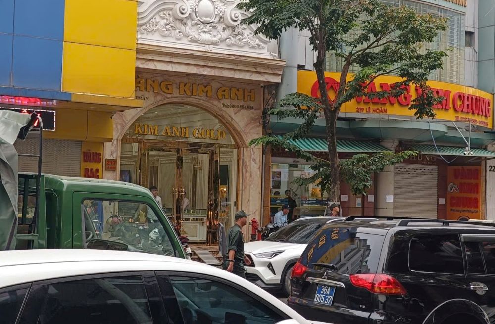 Rất đông lực lượng trong trang phục cảnh sát có mặt trước và trong các tiệm vàng. Ảnh: Minh Hoàng