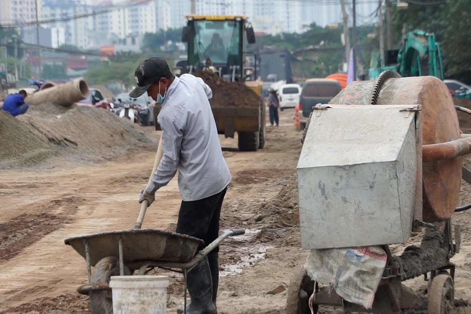 Công nhân làm việc trên công trường dự án đường Vành đai 2,5.