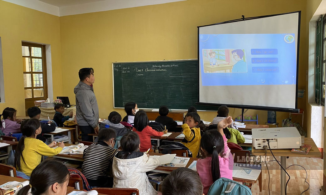 Thầy giáo biệt phái dạy Tiếng Anh cho các điểm trường vùng cao. Ảnh: Bảo Nguyên